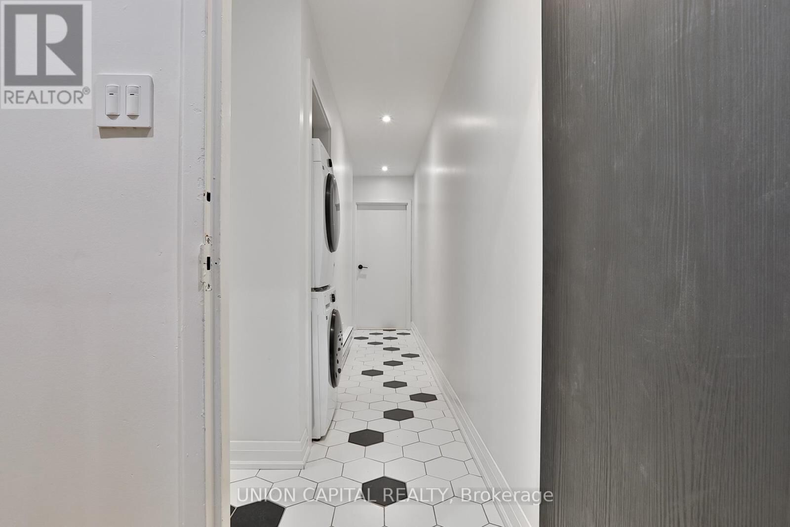 Property Photo:  612 Gerrard Street East 2  ON M4M 1Y3 
