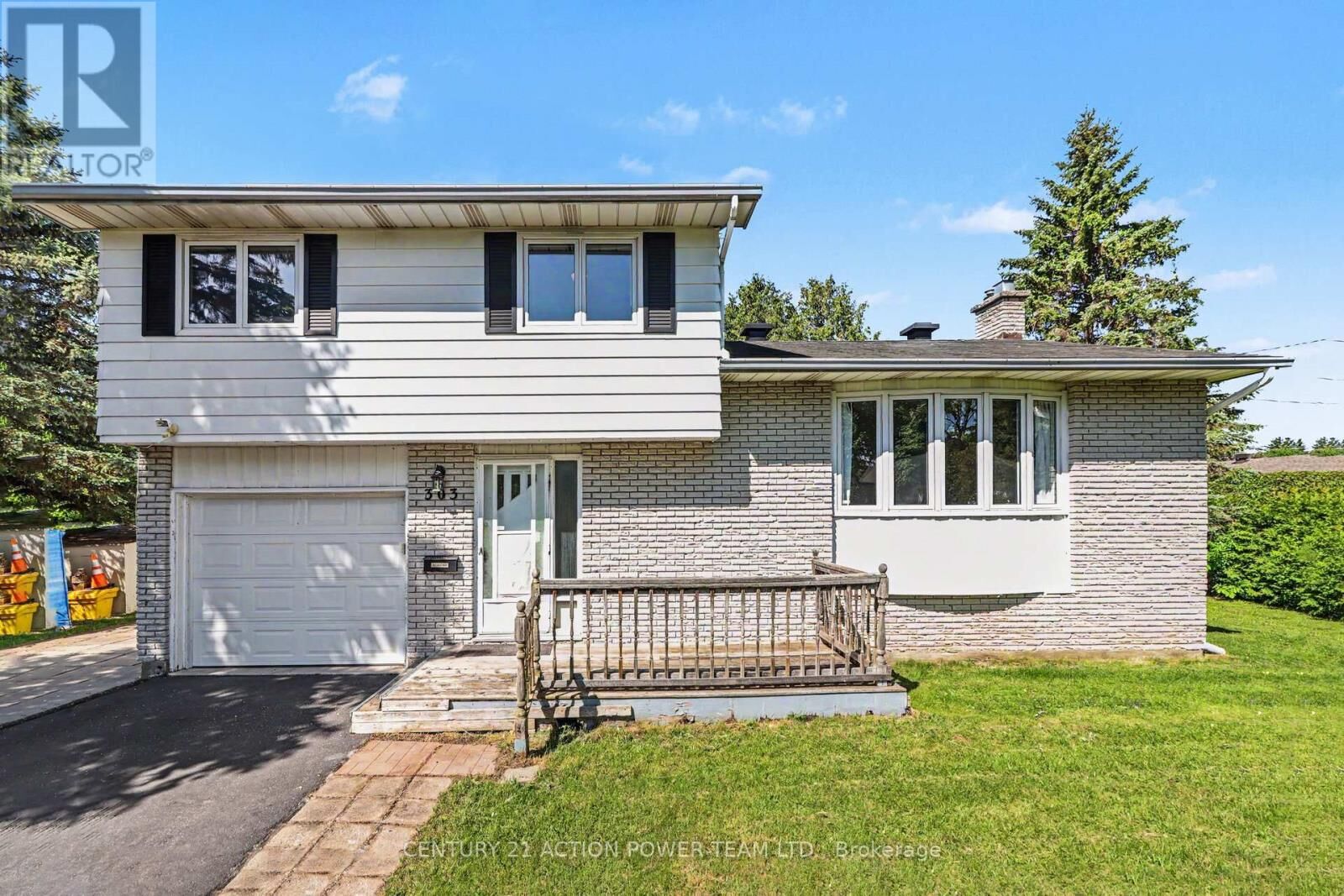 Property Photo:  303 Hoylake Crescent  ON K1E 1M1 