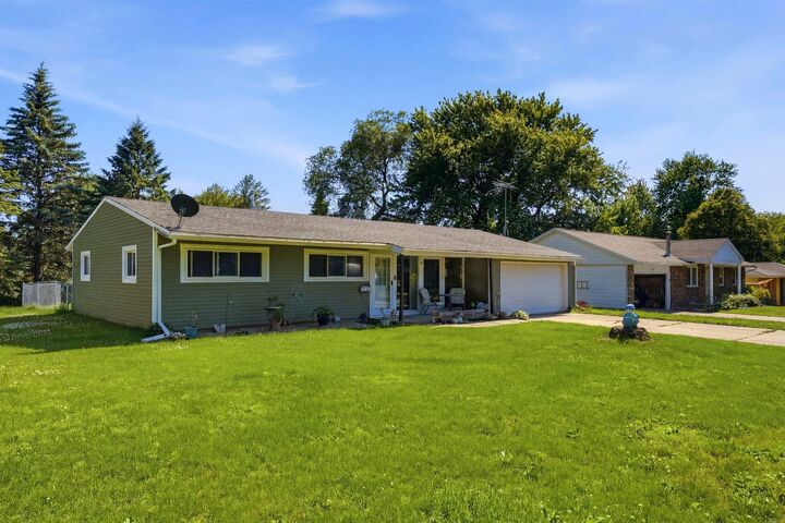 Property Photo:  1104 1st St NE  IA 50662 