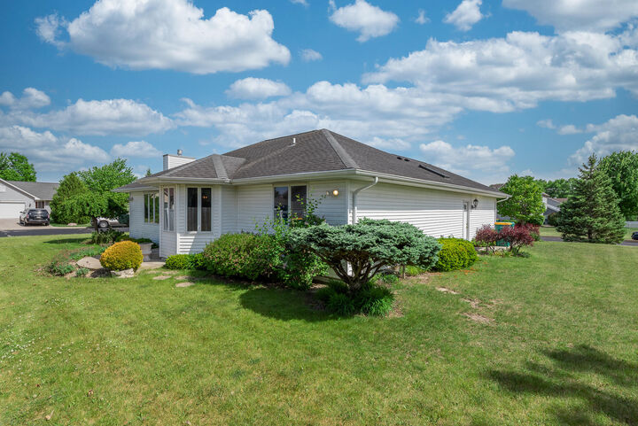 Property Photo:  168 White Oak Ct  WI 53182 