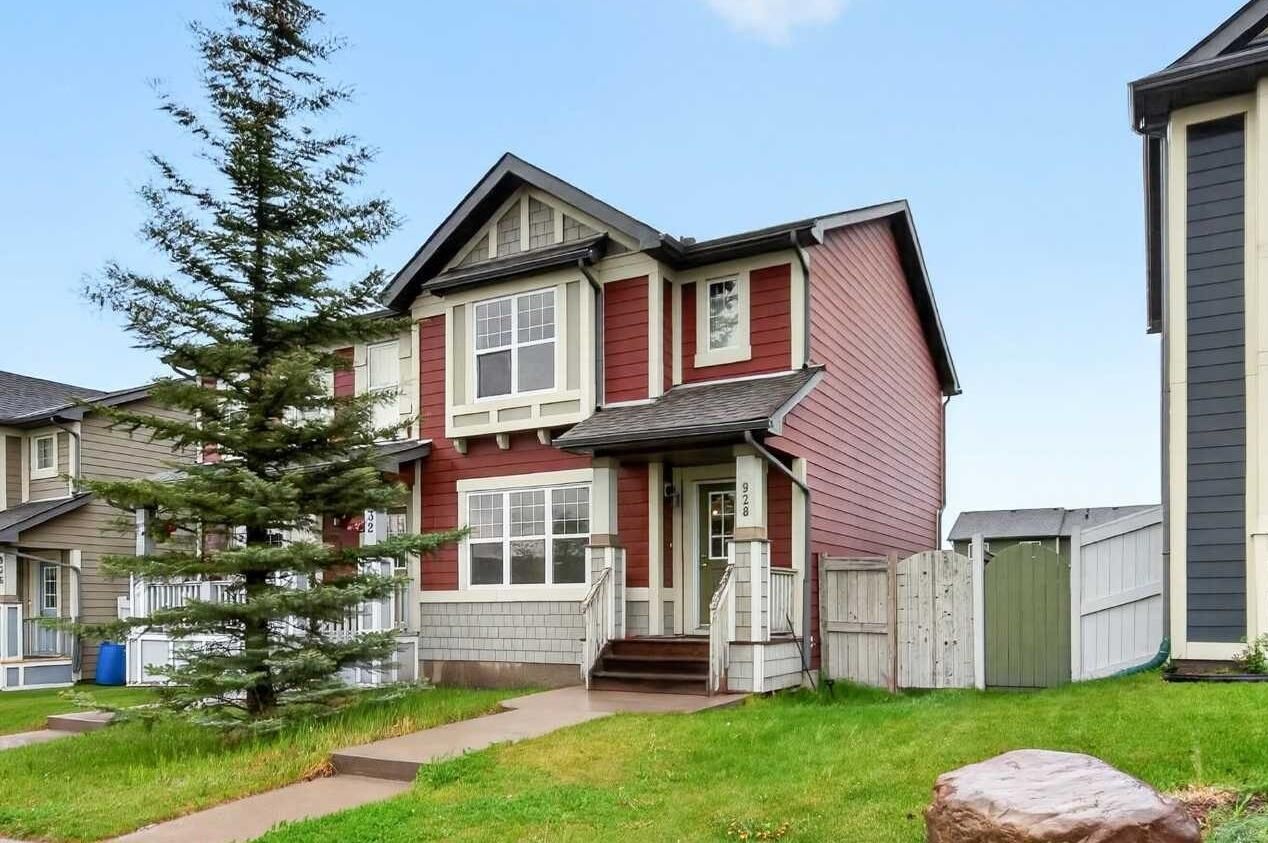 Property Photo:  928 Panamount Boulevard NW  AB T3K 0P4 