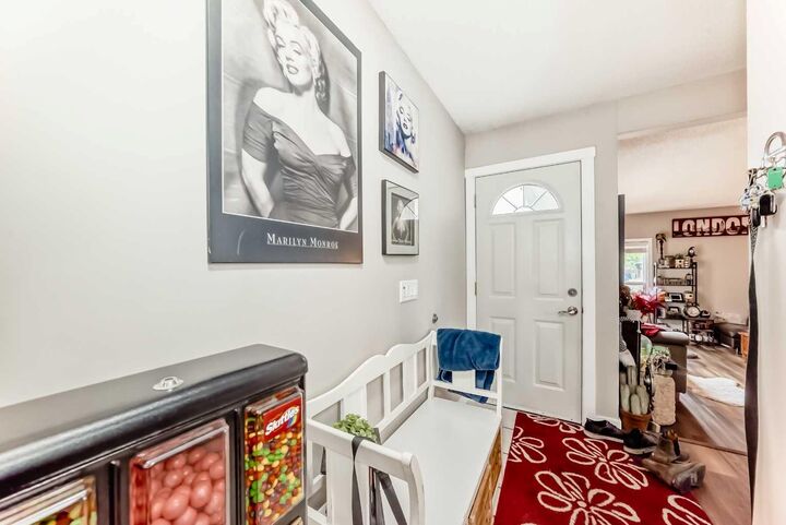 Property Photo: 20 Deermont Way SE AB T2J 5P3
