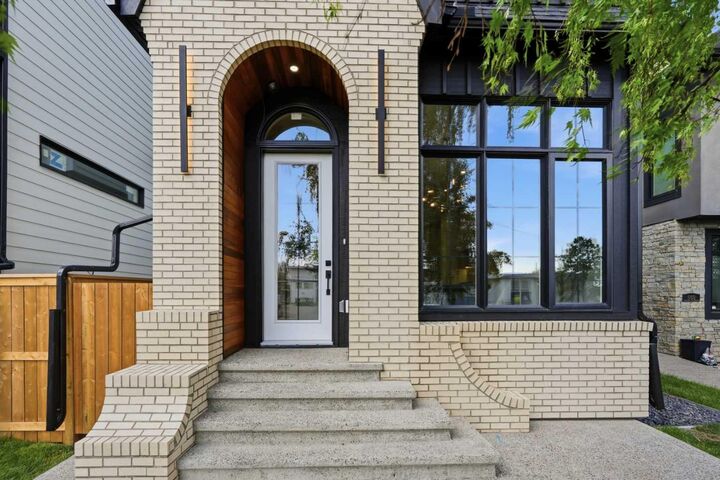 Property Photo:  510 54 Avenue SW  AB T2V 0C7 