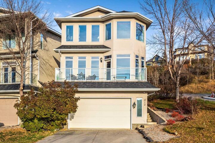 Property Photo:  212 12A Street NE  AB T2E 4R7 