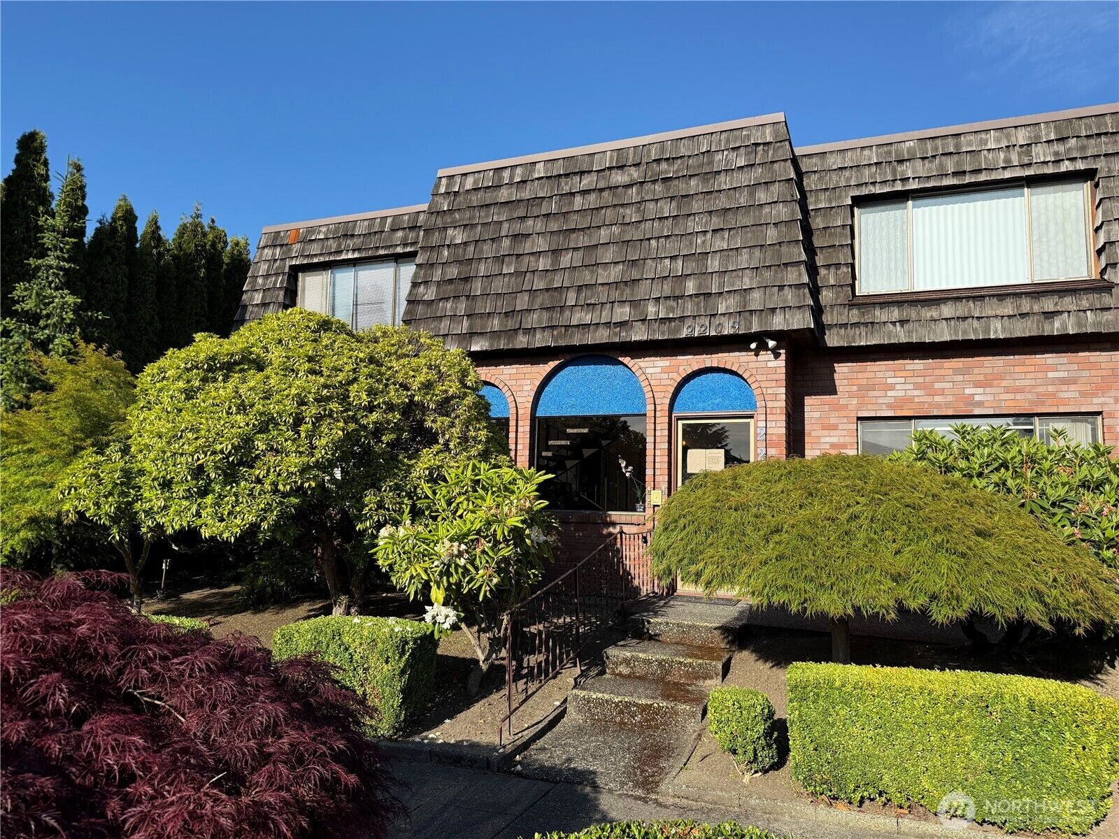Property Photo: 2209 Colby Avenue 4 WA 98201