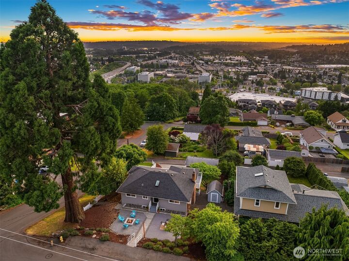 Property Photo: 811 Grant Avenue S WA 98057