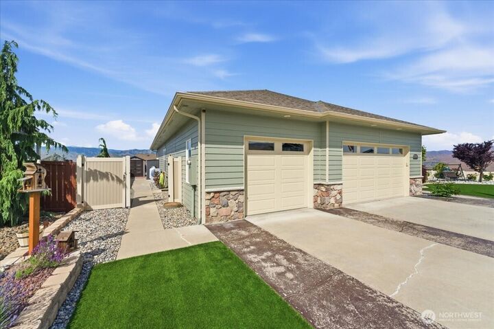 Property Photo: 2607 Fancher Heights Boulevard WA 98802