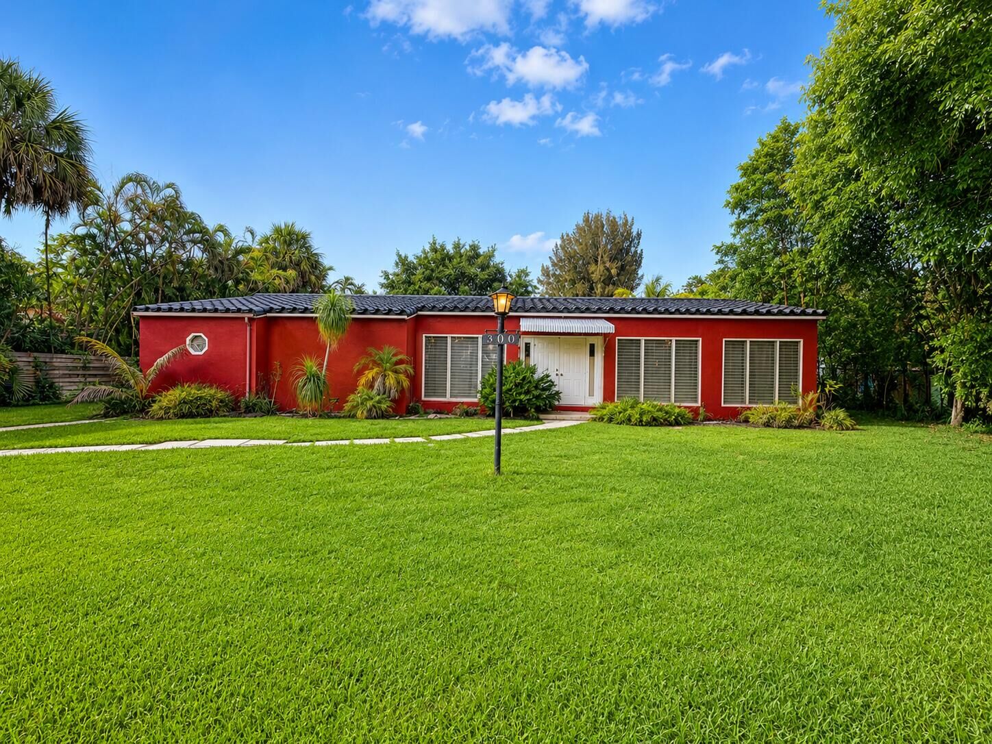 Property Photo:  300 Bayberry Drive  FL 33317 