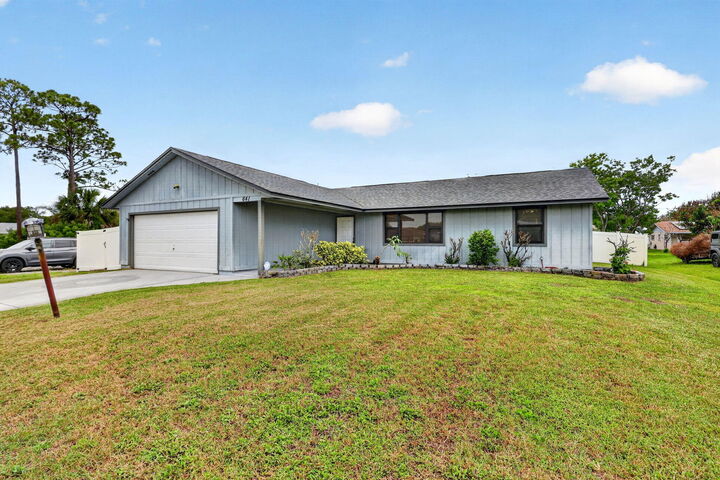 Property Photo:  641 SE Streamlet Avenue  FL 34983 