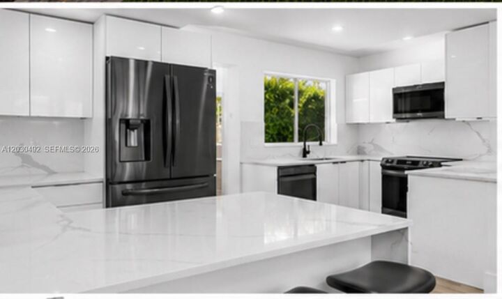 Property Photo:  1905 Alamanda Dr  FL 33181 