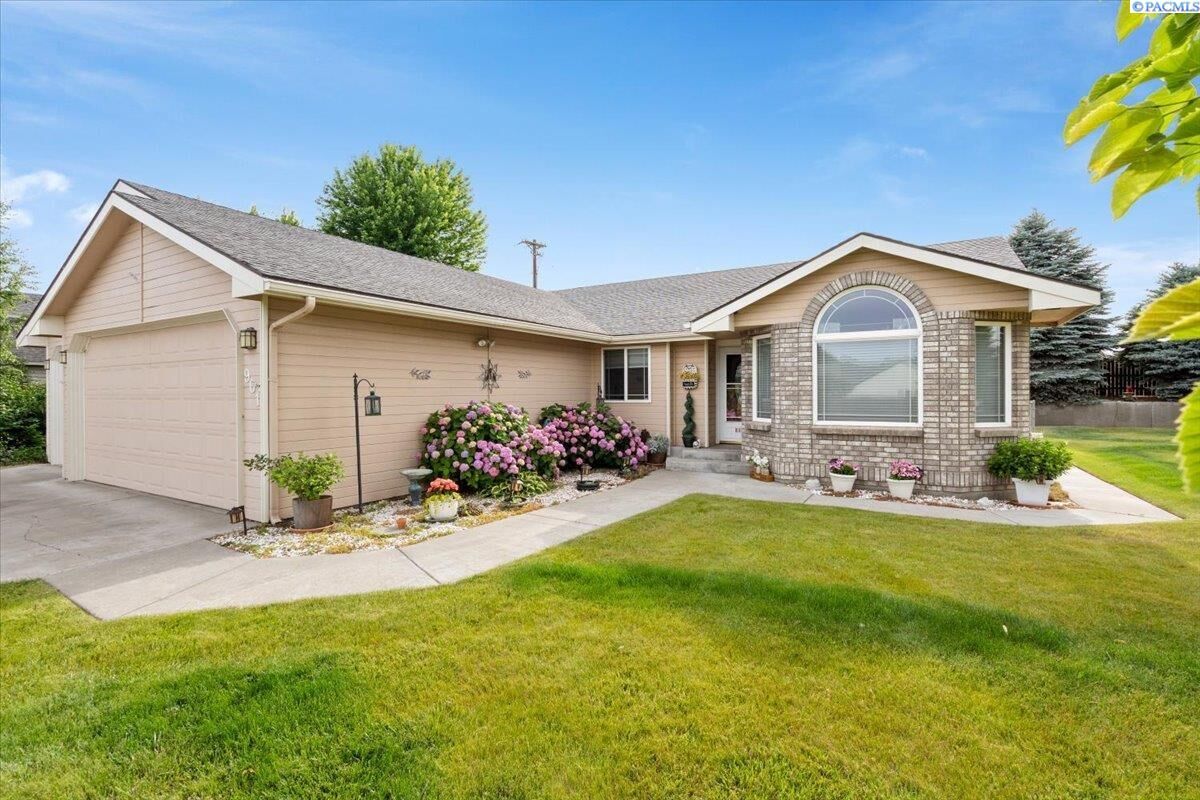 Property Photo: 901 Sirron WA 99352