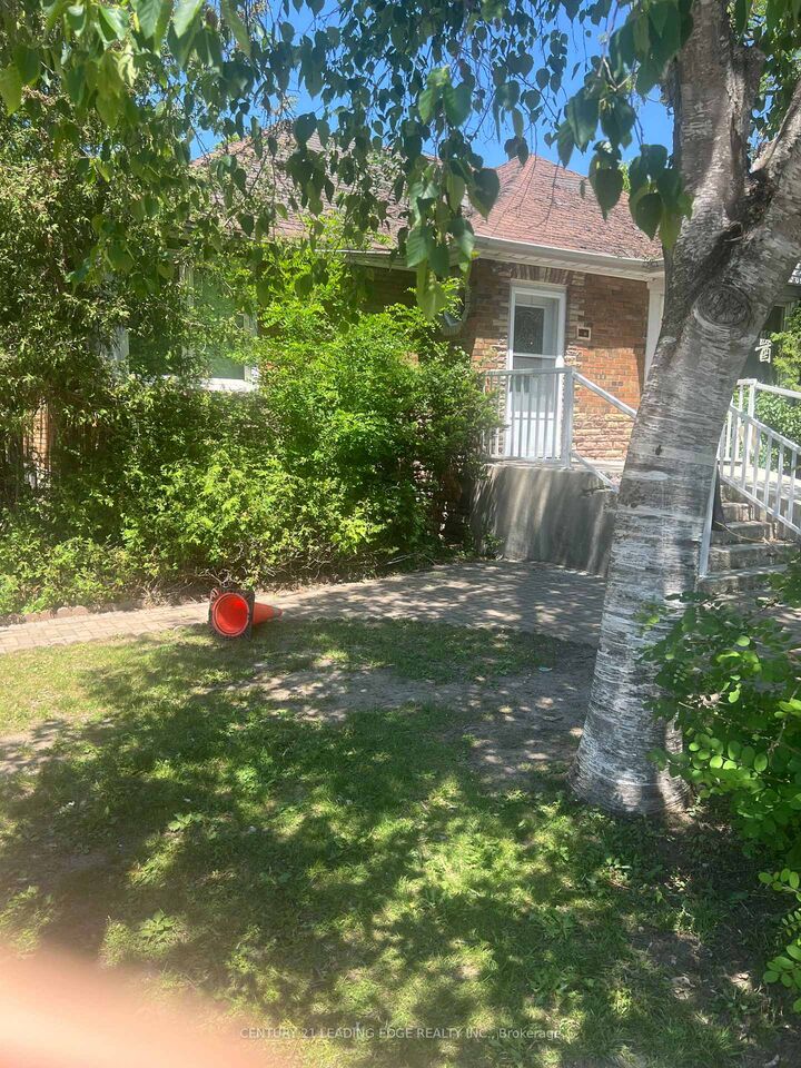 Property Photo:  230 Finch Avenue E  ON M2N 4S2 