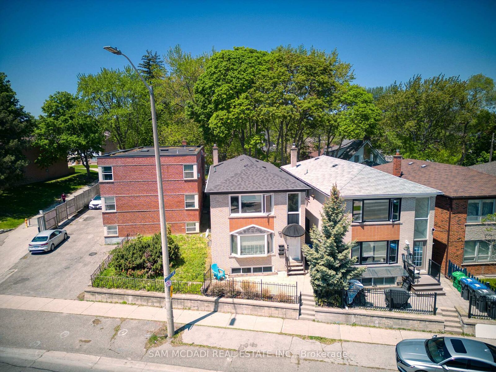 Property Photo: 378 Lakeshore Road W ON L5H 1H5