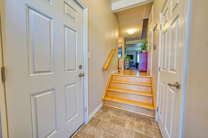 1010 Rosanna Avenue — photo 1