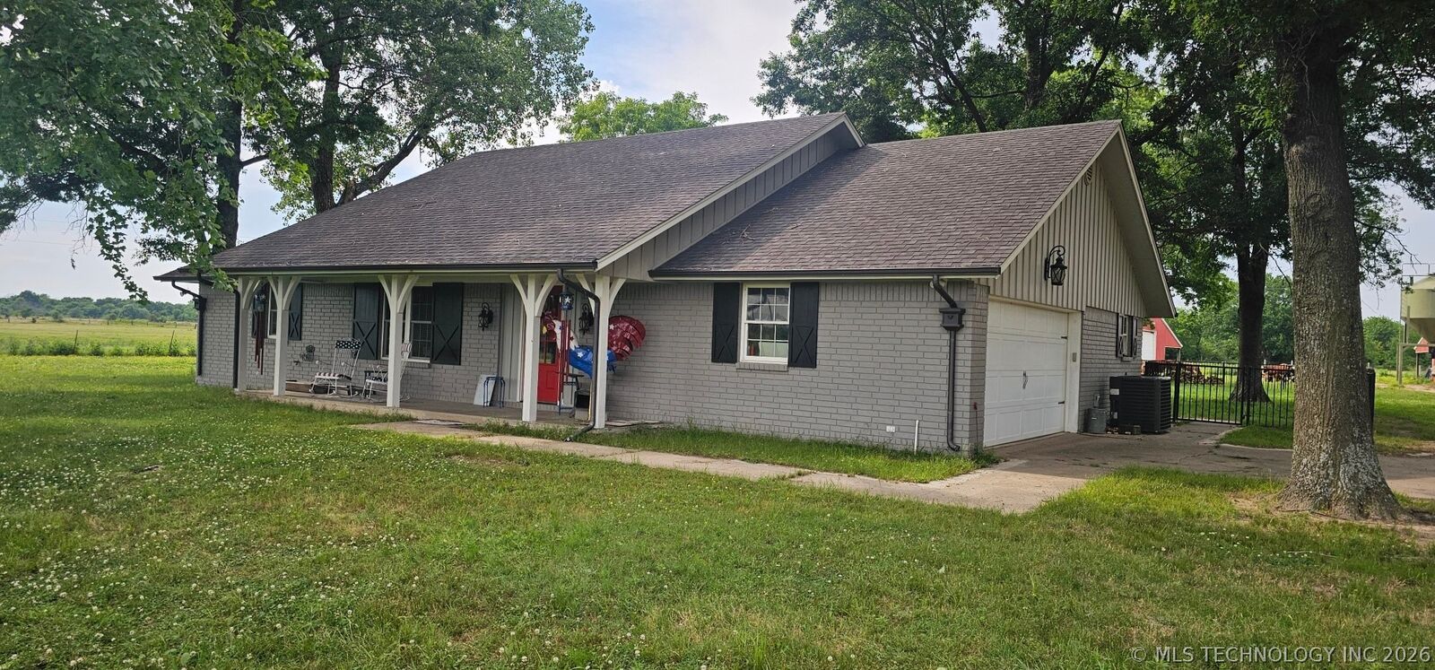 Property Photo: 37967 E 221st Street OK 74454