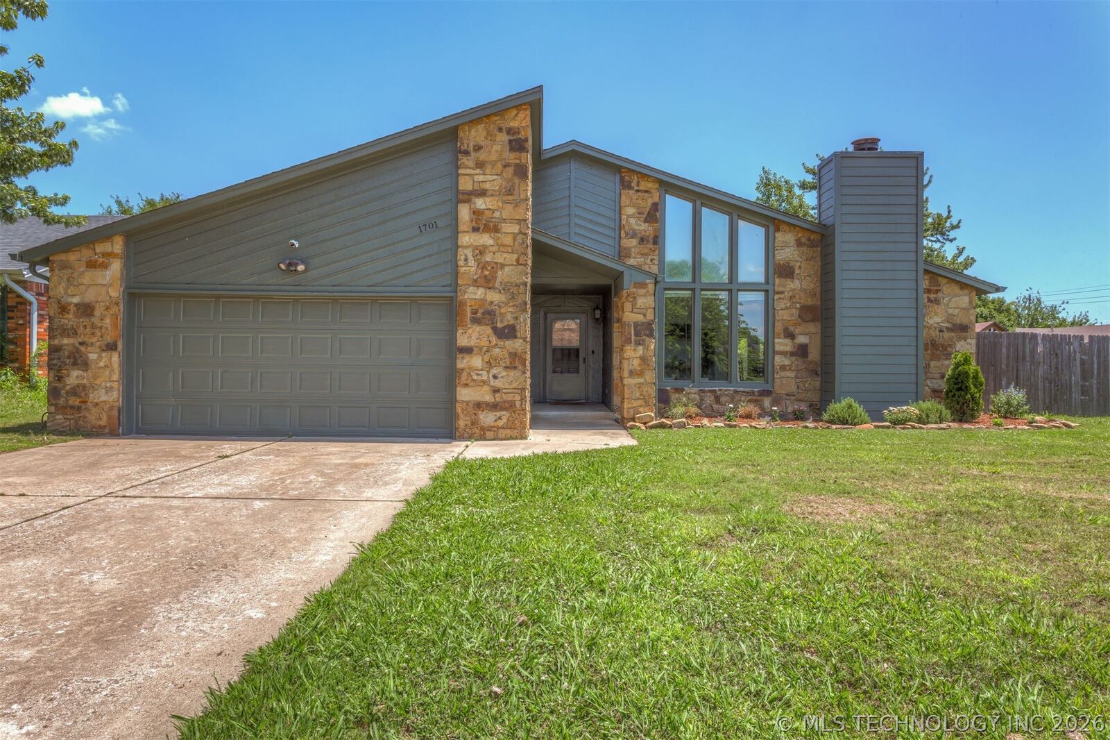 Property Photo:  1701 N Eucalyptus Avenue  OK 74012 