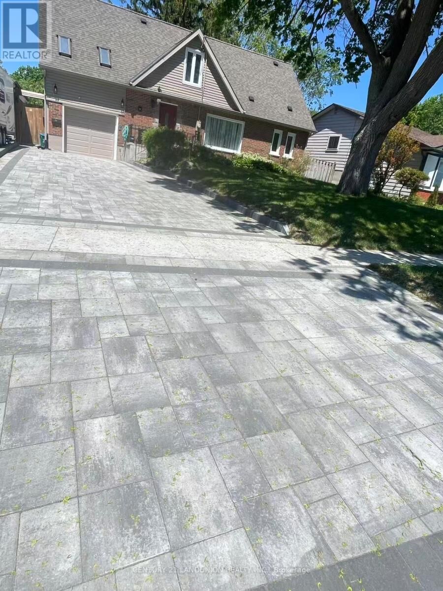 Property Photo:  34 Grassmere Court  ON L1H 3X4 
