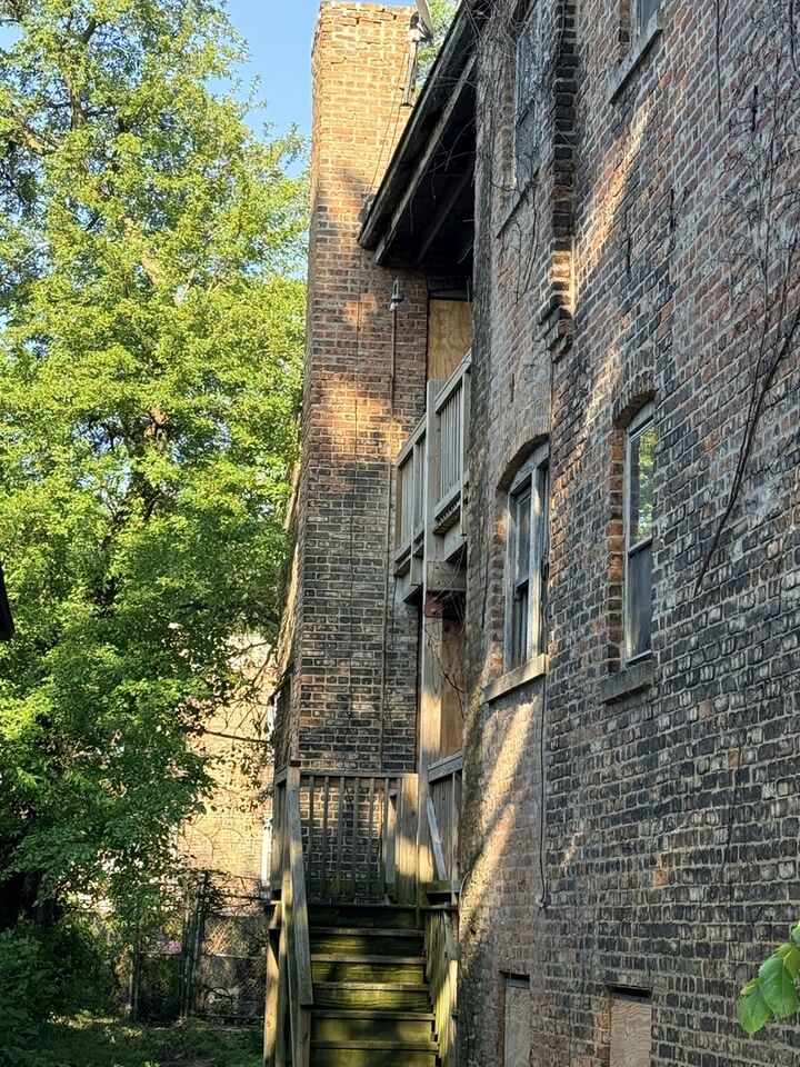 Property Photo:  