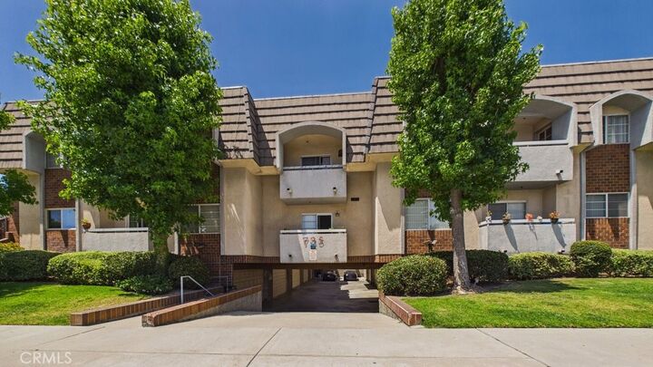Property Photo: 735 W California 102 CA 91203