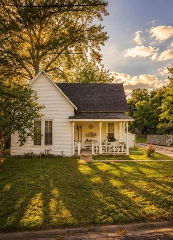Property Photo: 911 N Main Street TX 75494