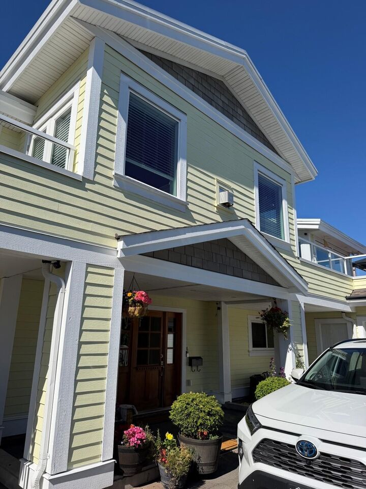 Property Photo: 1050 Parker Street BC V4B 4R7