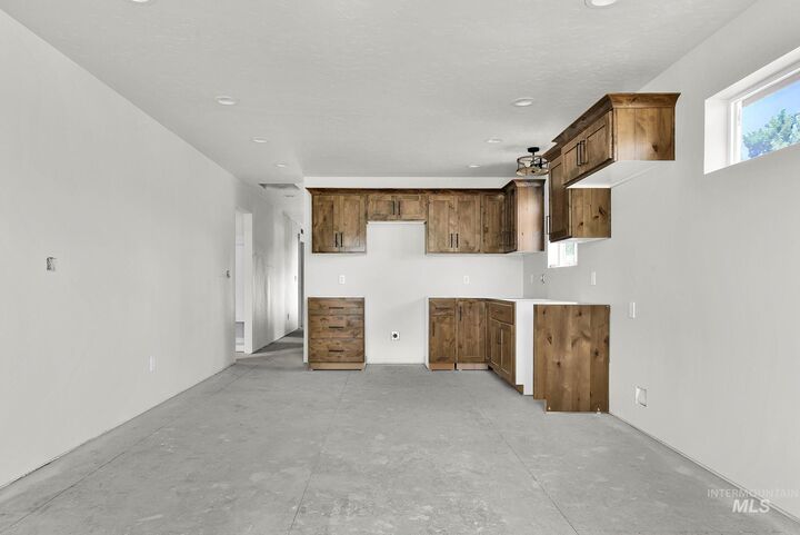 Property Photo:  804 S Commercial Ave  ID 83617 