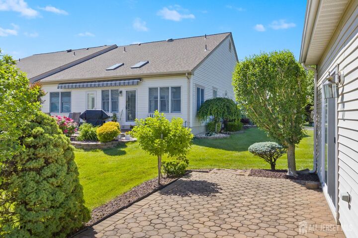 Property Photo:  23 Stonewyck Place  NJ 08831 