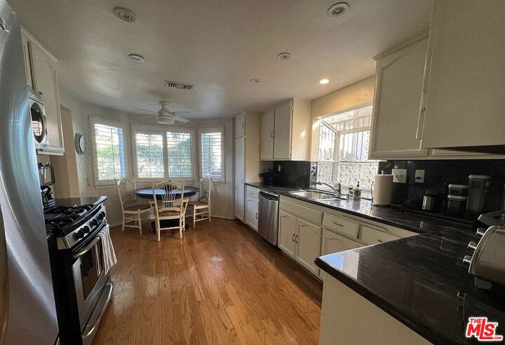 Property Photo: 5407 Isabella Ct CA 91301