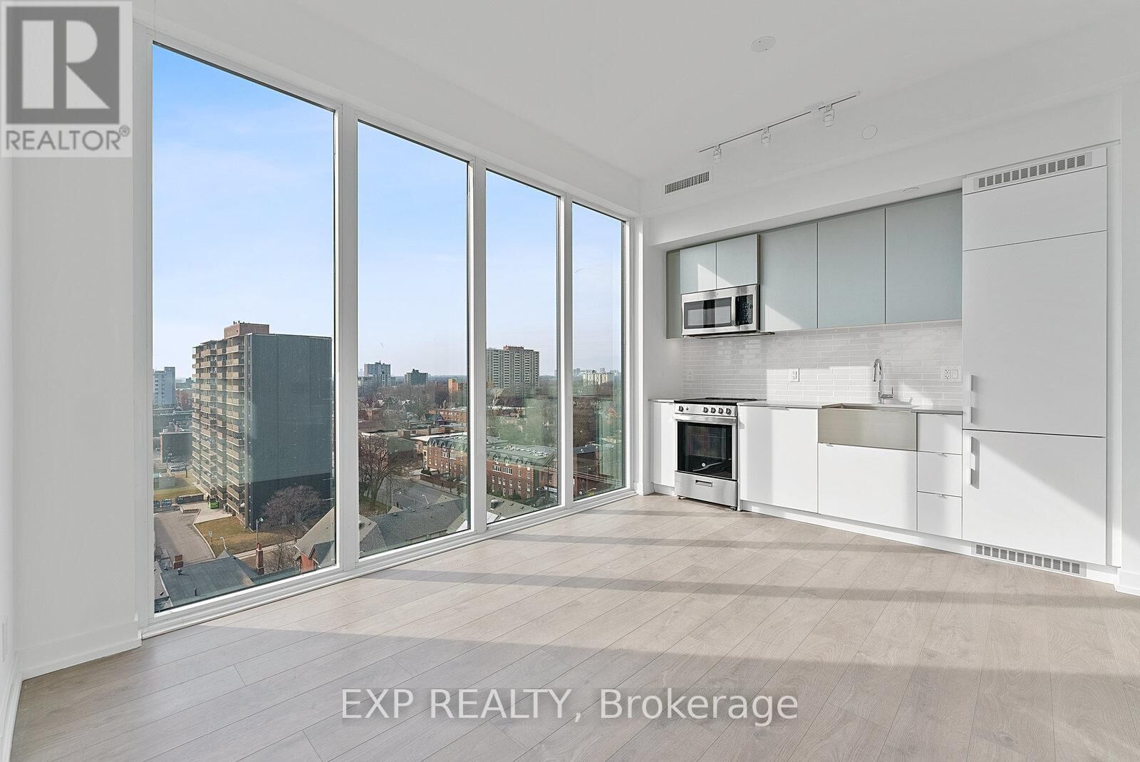 Property Photo: 270 Dufferin Street 908 ON M6K 0H8