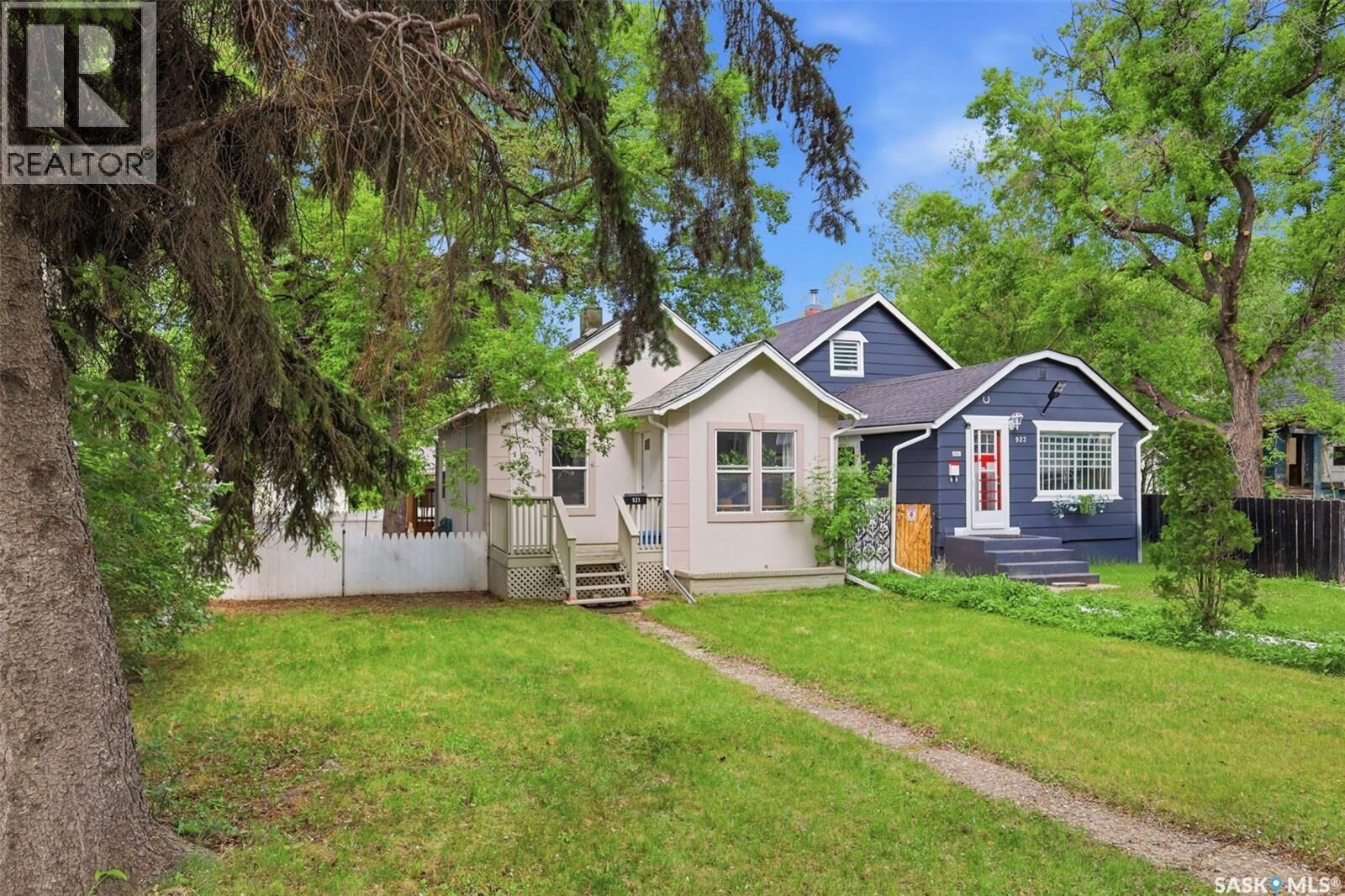 Property Photo: 921 H Avenue N SK S7L 2C4