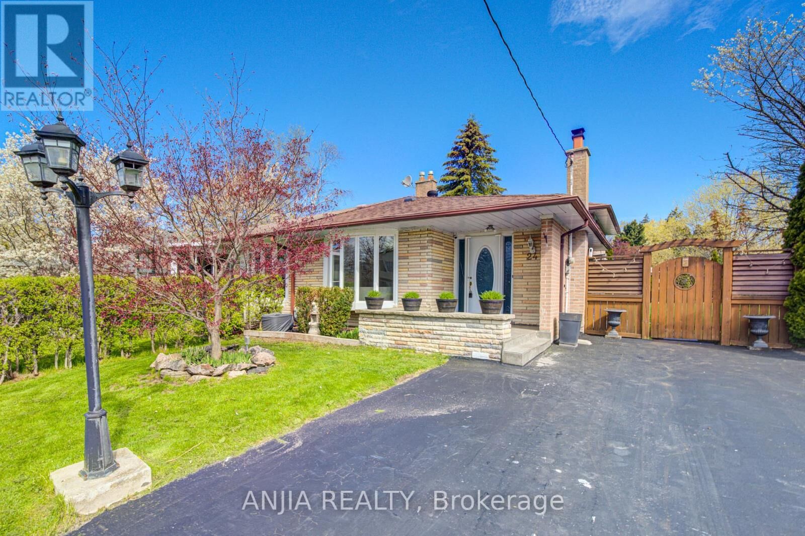 Property Photo:  24 Friar Tuck Road  ON L3P 1L9 