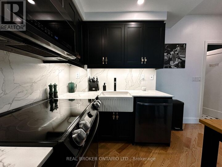 Property Photo:  15 Bruyeres Mews 903  ON M5V 0A7 