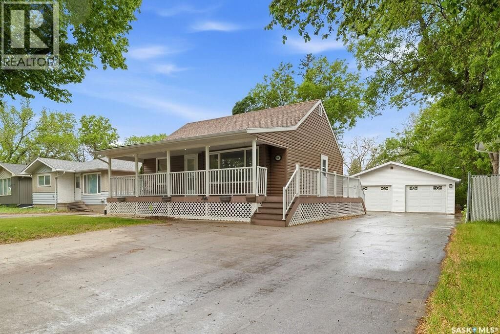 Property Photo:  166 Halifax Street N  SK S4R 0R5 