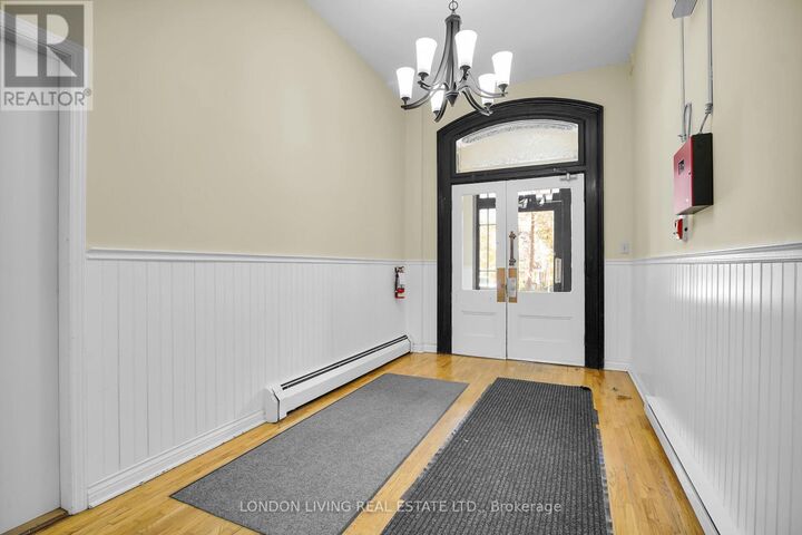 Property Photo:  49 Ridout Street South 3  ON N6C 3W8 