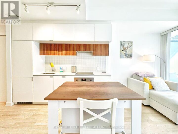 Property Photo:  185 Roehampton Avenue 207  ON M4P 1R4 