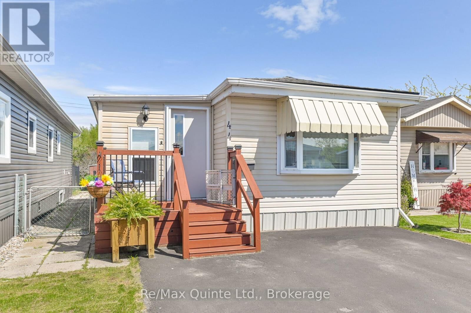 Property Photo:  311 Dundas Street 44  ON K8V 1M1 