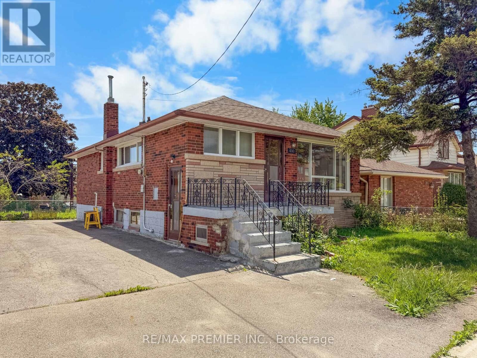 Property Photo:  610 Woodward Avenue Main  ON L8H 6P1 