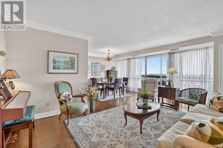 Property Photo:  8111 Yonge Street 1812  ON L3T 4V9 