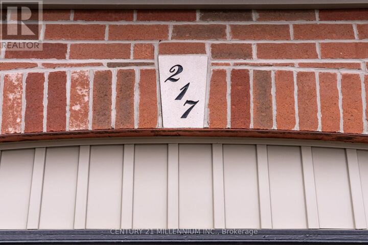Property Photo:  217 King Street South Upper  ON L9R 1V4 