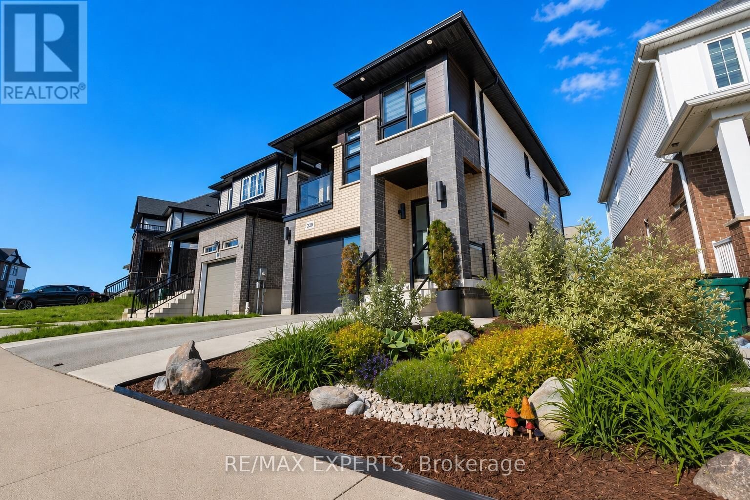 Property Photo:  228 Woodbine Avenue  ON N2R 1Y5 