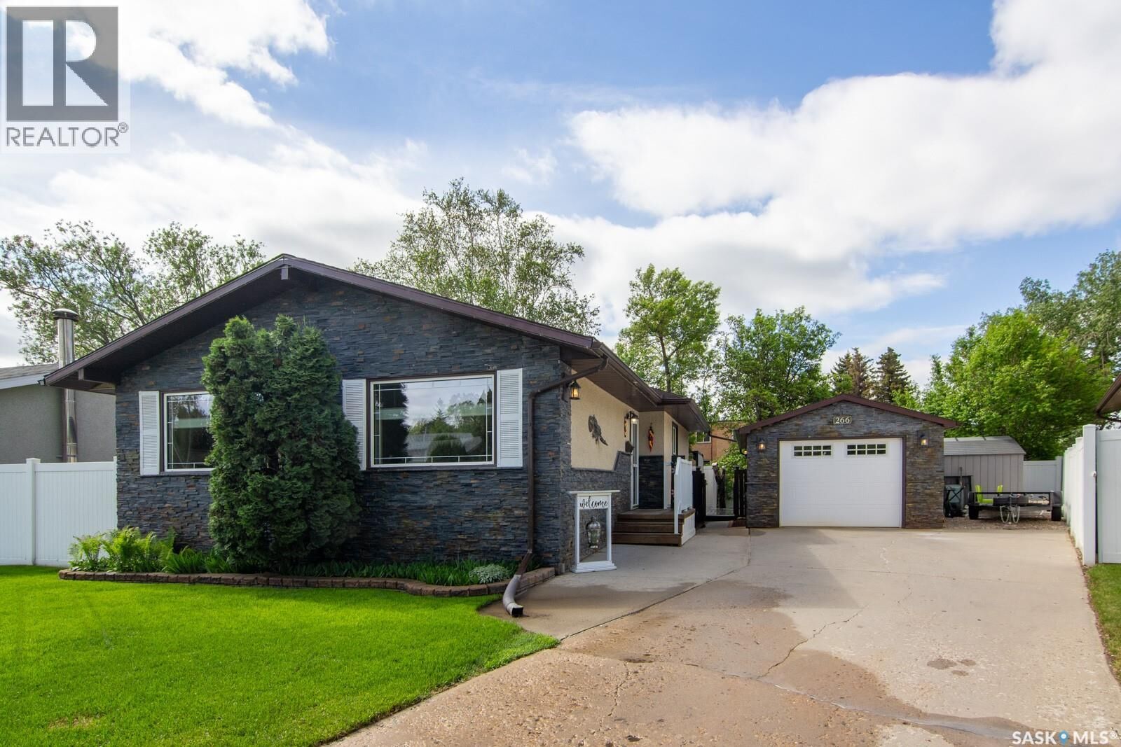 Property Photo:  266 Albany Crescent  SK S7K 3X8 