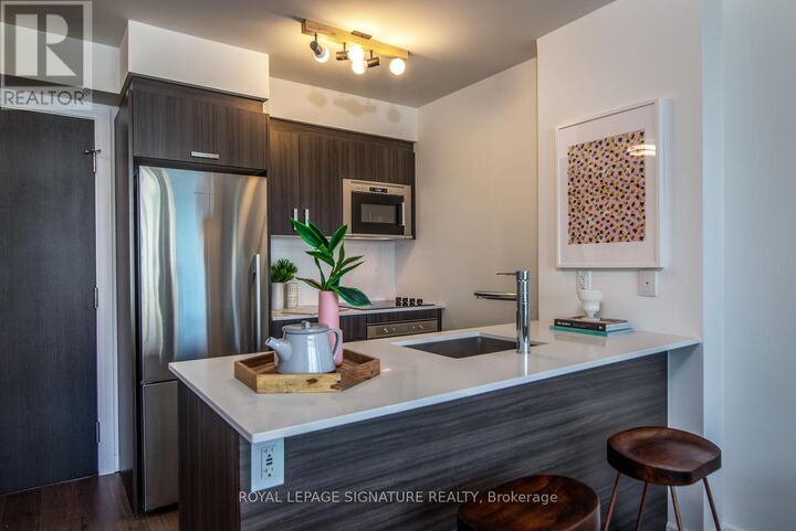 Property Photo:  18 Erskine Avenue 702  ON M4P 0C9 