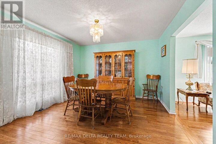 Property Photo:  27 Bramblegrove Crescent  ON K1T 3G1 