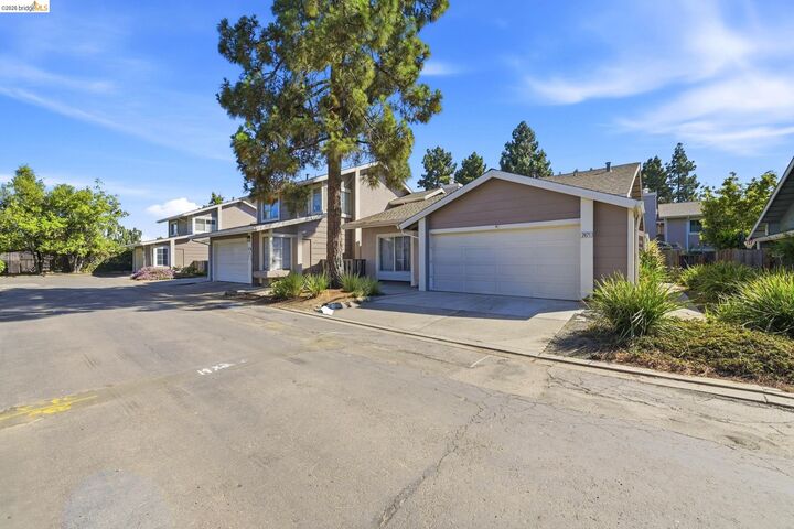 Property Photo:  2487 Heathrow Ln  CA 94577 