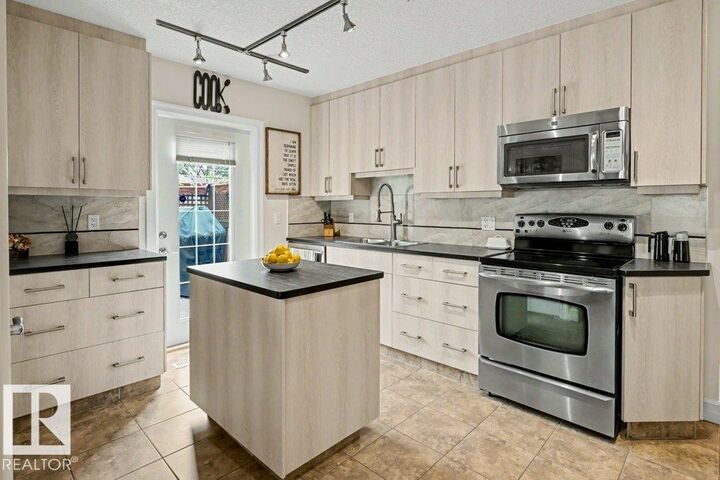 Photo de la propriété:  11539 141 Street NW  AB T5M 1T7 