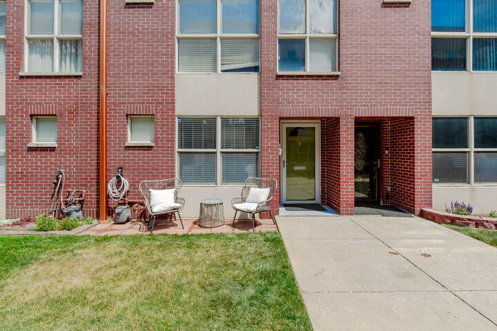 Property Photo:  6957 N Western Avenue F  IL 60645 