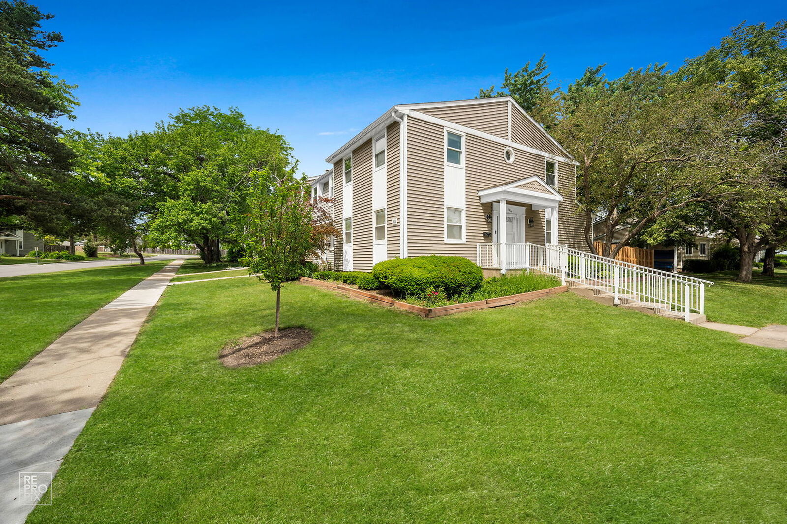 Property Photo: 1914 Flintshire Drive 1914 IL 60194