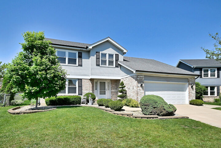 Property Photo:  1350 W Barnwall Drive  IL 60101 