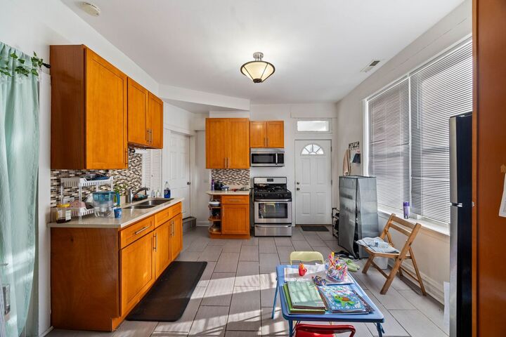 Property Photo:  928 S Claremont Avenue 1R  IL 60612 