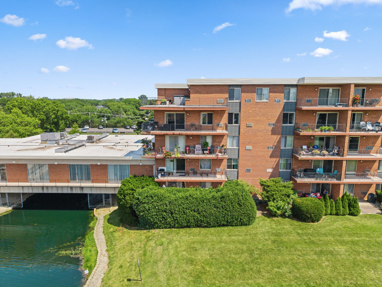 Property Photo: 16 E Old Willow Road 424S IL 60070